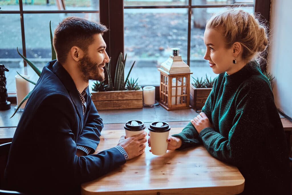pareja romántica hablando en una cafetería